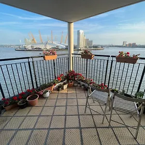 Very Large Ensuite With Wonderful View Over The River Thames In A Peaceful & Calm Residential Building - Shared Flat With 1 Host London